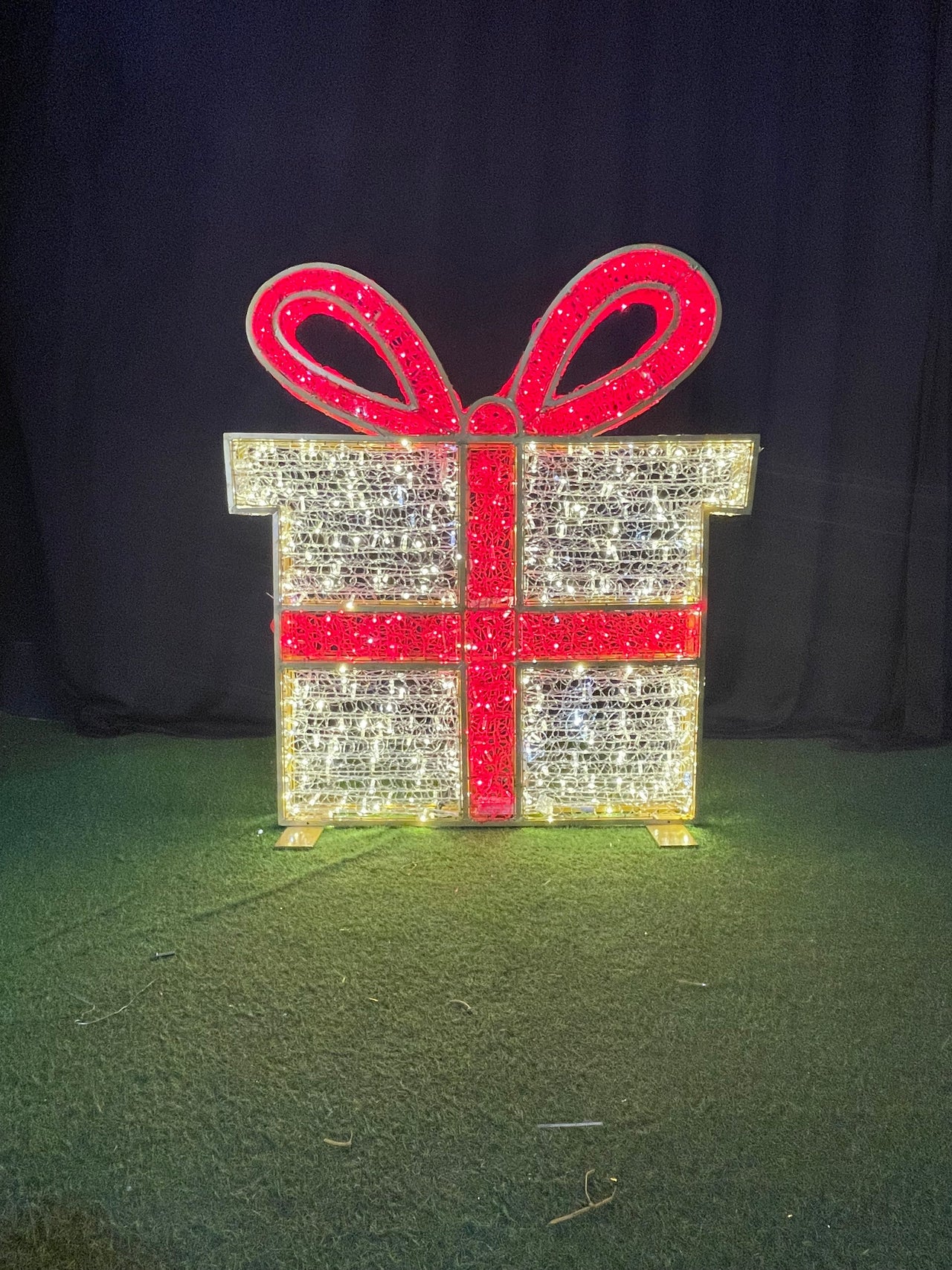 7 FT X 6 FT 3D Gift Boarm White With Cool White Flashing Effect