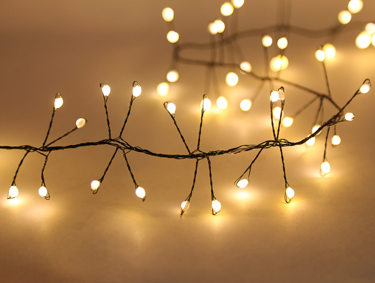 9' 300L Warm White Superbright Twinkle Green Wire Cluster Garland